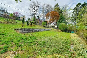 1 Mi to Dtwn Roanoke: Home w/ Yard & Mtn View!
