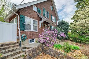 1 Mi to Dtwn Roanoke: Home w/ Yard & Mtn View!
