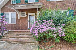 1 Mi to Dtwn Roanoke: Home w/ Yard & Mtn View!