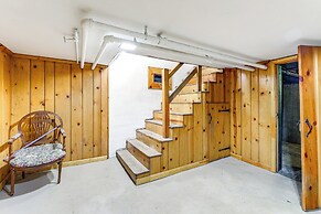 1 Mi to Dtwn Roanoke: Home w/ Yard & Mtn View!