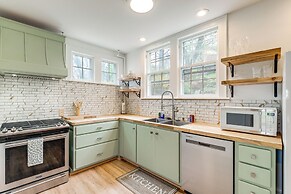 1 Mi to Dtwn Roanoke: Home w/ Yard & Mtn View!