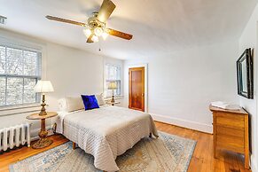 1 Mi to Dtwn Roanoke: Home w/ Yard & Mtn View!