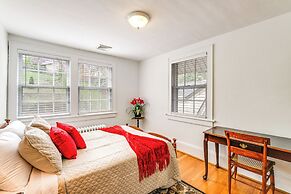 1 Mi to Dtwn Roanoke: Home w/ Yard & Mtn View!