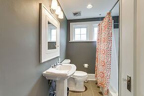 1 Mi to Dtwn Roanoke: Home w/ Yard & Mtn View!