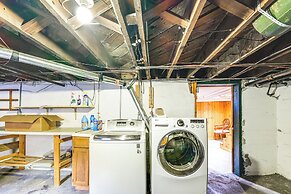 1 Mi to Dtwn Roanoke: Home w/ Yard & Mtn View!