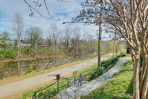 1 Mi to Dtwn Roanoke: Home w/ Yard & Mtn View!