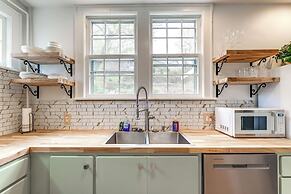 1 Mi to Dtwn Roanoke: Home w/ Yard & Mtn View!