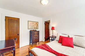 1 Mi to Dtwn Roanoke: Home w/ Yard & Mtn View!