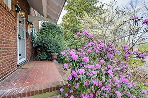 1 Mi to Dtwn Roanoke: Home w/ Yard & Mtn View!