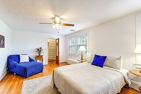 1 Mi to Dtwn Roanoke: Home w/ Yard & Mtn View!