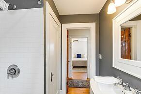 1 Mi to Dtwn Roanoke: Home w/ Yard & Mtn View!