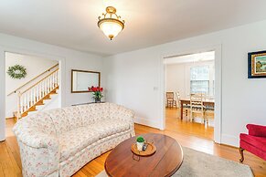 1 Mi to Dtwn Roanoke: Home w/ Yard & Mtn View!