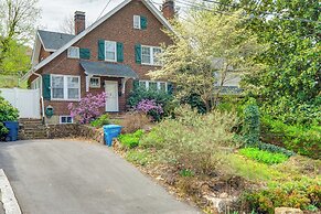 1 Mi to Dtwn Roanoke: Home w/ Yard & Mtn View!