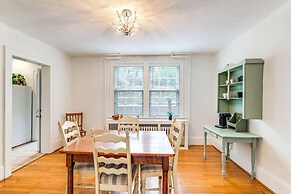 1 Mi to Dtwn Roanoke: Home w/ Yard & Mtn View!