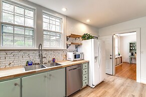 1 Mi to Dtwn Roanoke: Home w/ Yard & Mtn View!