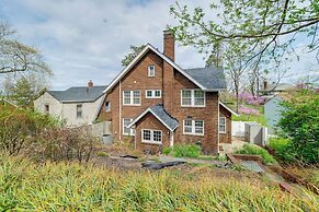 1 Mi to Dtwn Roanoke: Home w/ Yard & Mtn View!