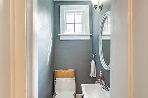 1 Mi to Dtwn Roanoke: Home w/ Yard & Mtn View!