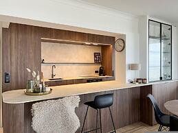 Huswell - Renovated Beachfront Apartment