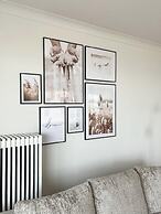 Huswell - Renovated Beachfront Apartment