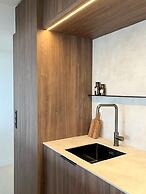 Huswell - Renovated Beachfront Apartment