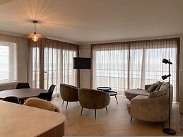 Huswell - Renovated Beachfront Apartment