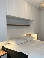 Huswell - Renovated Beachfront Apartment