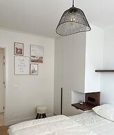 Huswell - Renovated Beachfront Apartment