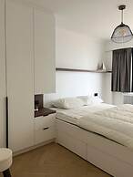 Huswell - Renovated Beachfront Apartment