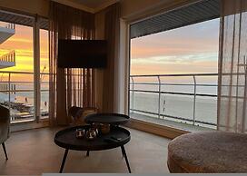 Huswell - Renovated Beachfront Apartment