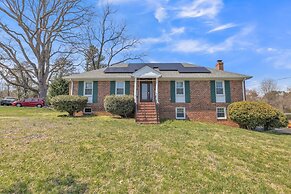 Upscale Escape Game Room & Spa-like Baths 4 Bedroom Home