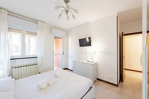 Charming 2-bed flat  balcony & parking