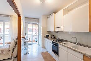 Charming 2-bed flat  balcony & parking