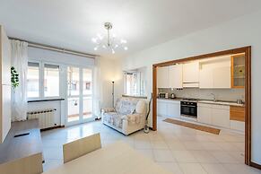 Charming 2-bed flat  balcony & parking