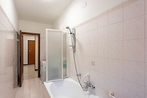 Charming 2-bed flat  balcony & parking