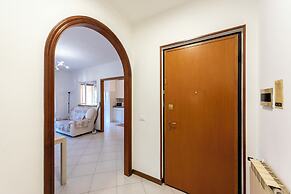 Charming 2-bed flat  balcony & parking