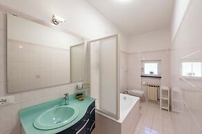 Charming 2-bed flat  balcony & parking