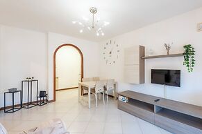 Charming 2-bed flat  balcony & parking