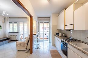 Charming 2-bed flat  balcony & parking