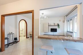 Charming 2-bed flat  balcony & parking