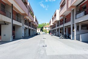 Charming 2-bed flat  balcony & parking