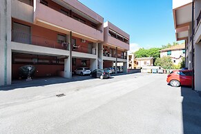 Charming 2-bed flat  balcony & parking