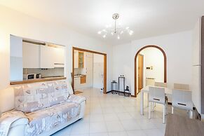Charming 2-bed flat  balcony & parking