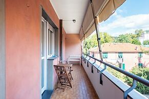 Charming 2-bed flat  balcony & parking