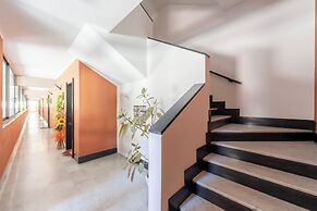 Charming 2-bed flat  balcony & parking