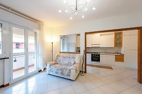 Charming 2-bed flat  balcony & parking