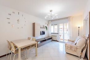 Charming 2-bed flat  balcony & parking