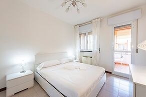 Charming 2-bed flat  balcony & parking