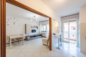 Charming 2-bed flat  balcony & parking