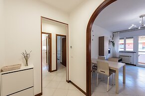 Charming 2-bed flat  balcony & parking