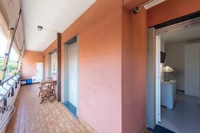 Charming 2-bed flat  balcony & parking